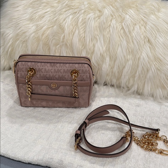 Michael Kors Handbags - Michael Kors Blush Crossbody Bag with Gold Accents
NWT💃🏻